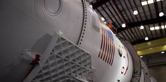 Falcon 9, pregătită de lansare în hangarul SpaceX