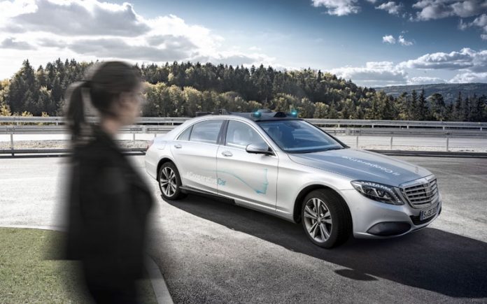 Mercedes-Benz-vehicul-interactiv-stiinta-tehnica-1