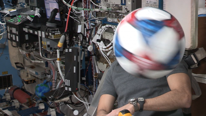 Mingi de fotbal testate de astronauti in spatiu